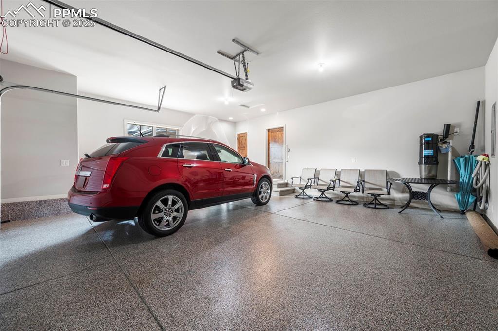 Image 46 of 50: Garage