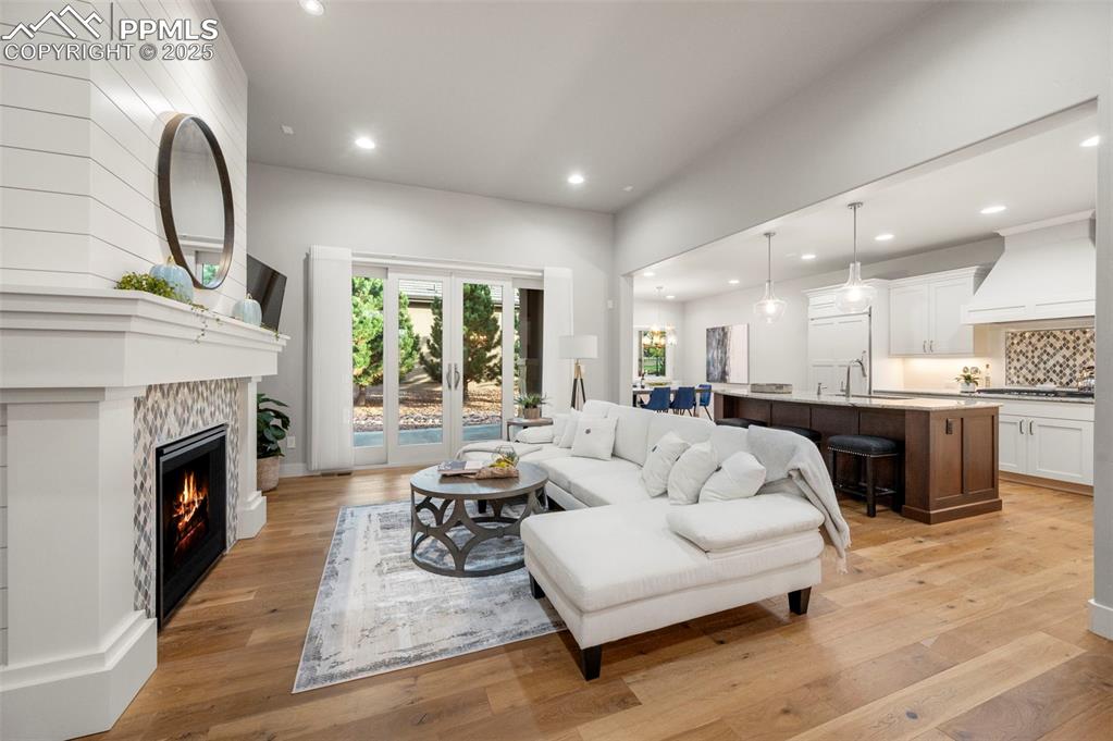 Image 5 of 50: Living Room