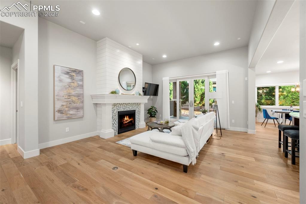 Image 6 of 50: Living Room