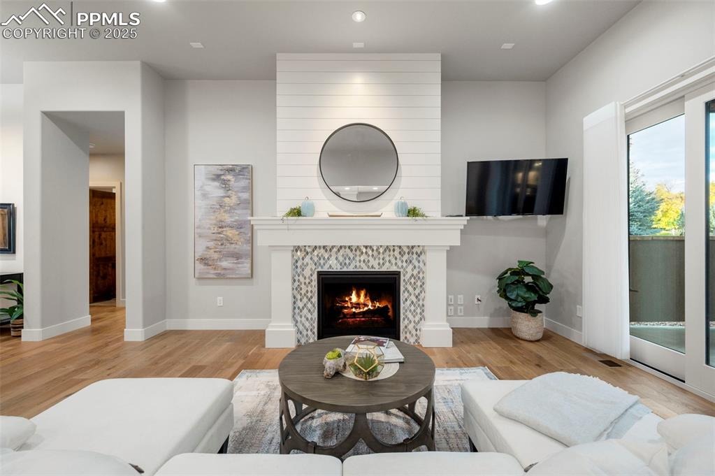 Image 7 of 50: Living Room