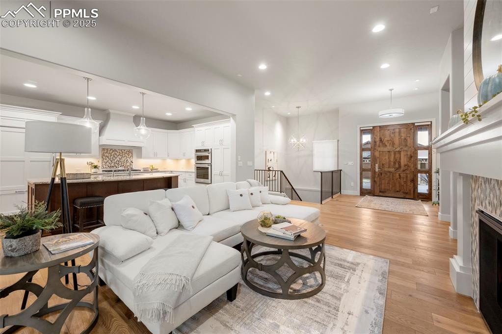 Image 8 of 50: Living Room