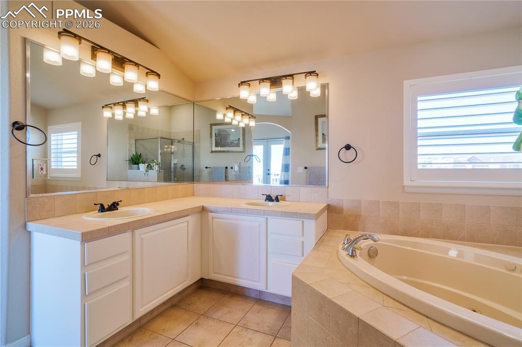 Image 19 of 42: Bathroom