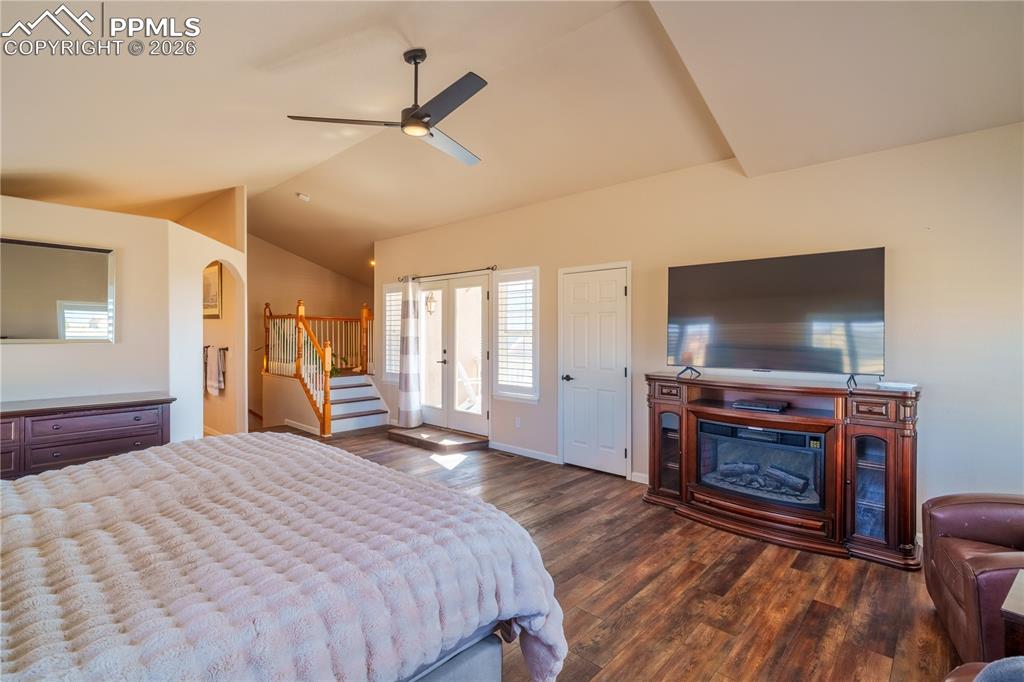 Image 21 of 42: Bedroom