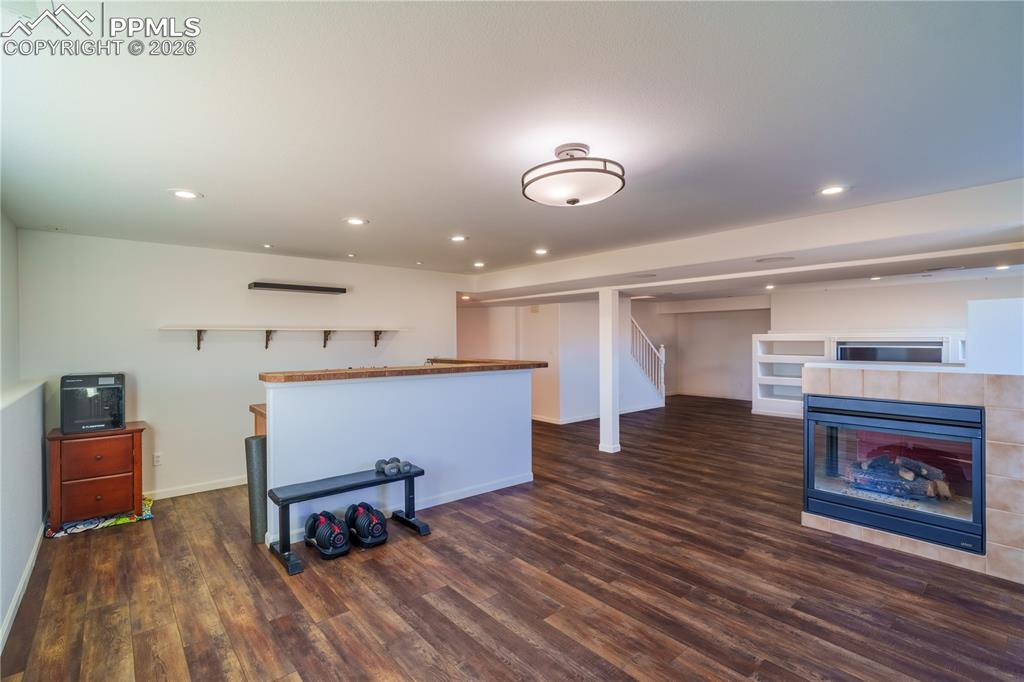 Image 25 of 42: Living Room