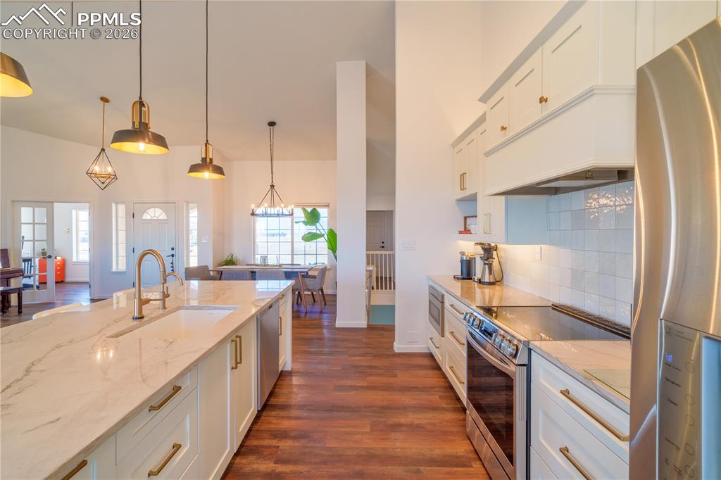 Image 7 of 42: Kitchen