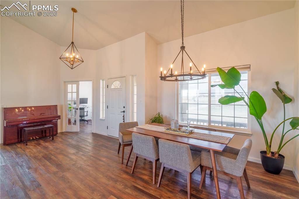 Image 8 of 42: Dining Area