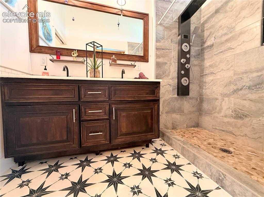 Image 19 of 50: Bathroom