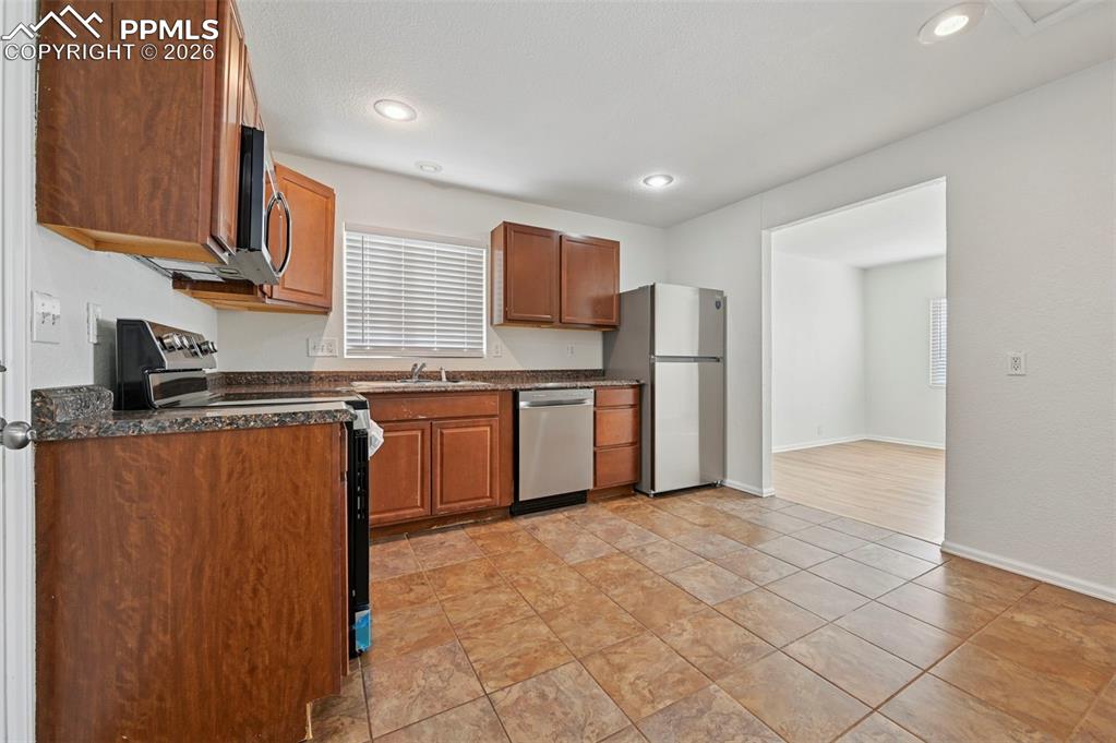 Image 10 of 21: Kitchen