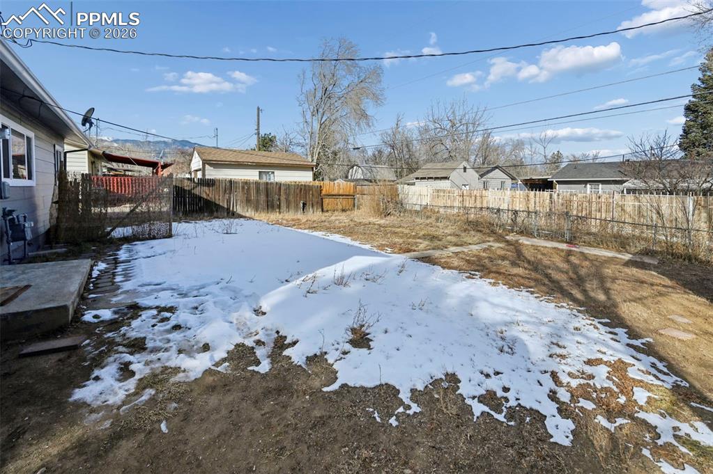 Image 19 of 21: Yard