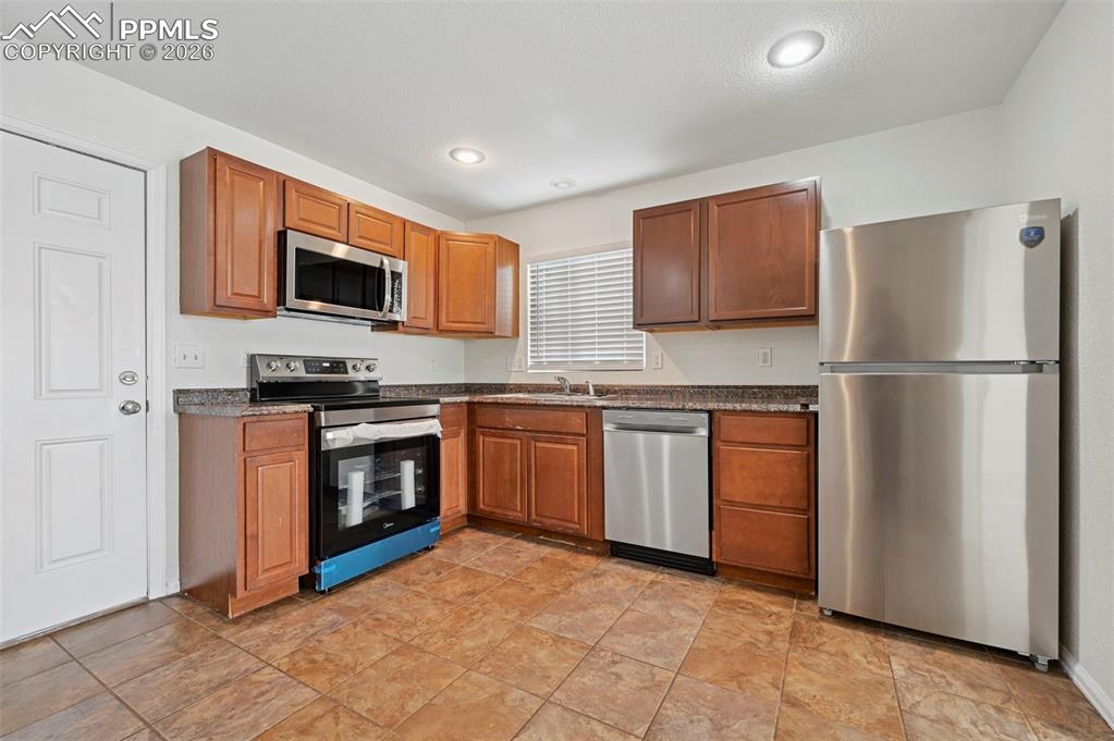 Image 9 of 21: Kitchen