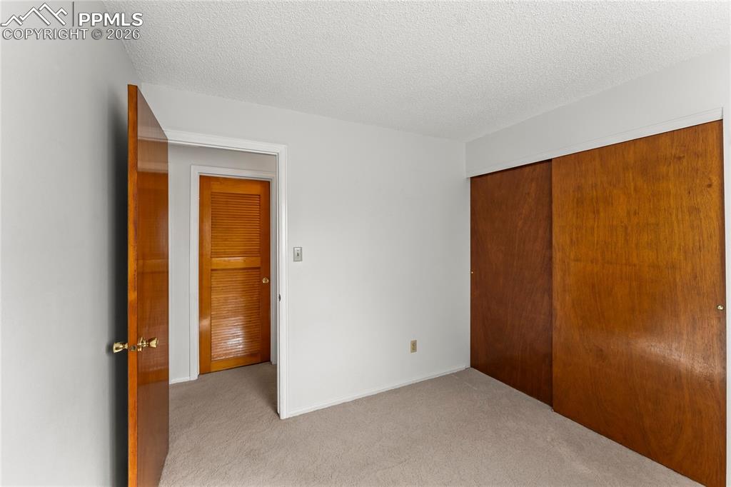 Image 16 of 19: Bedroom