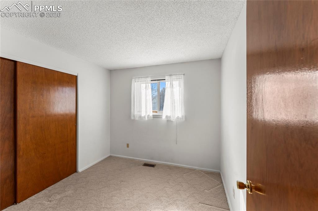 Image 17 of 19: Bedroom