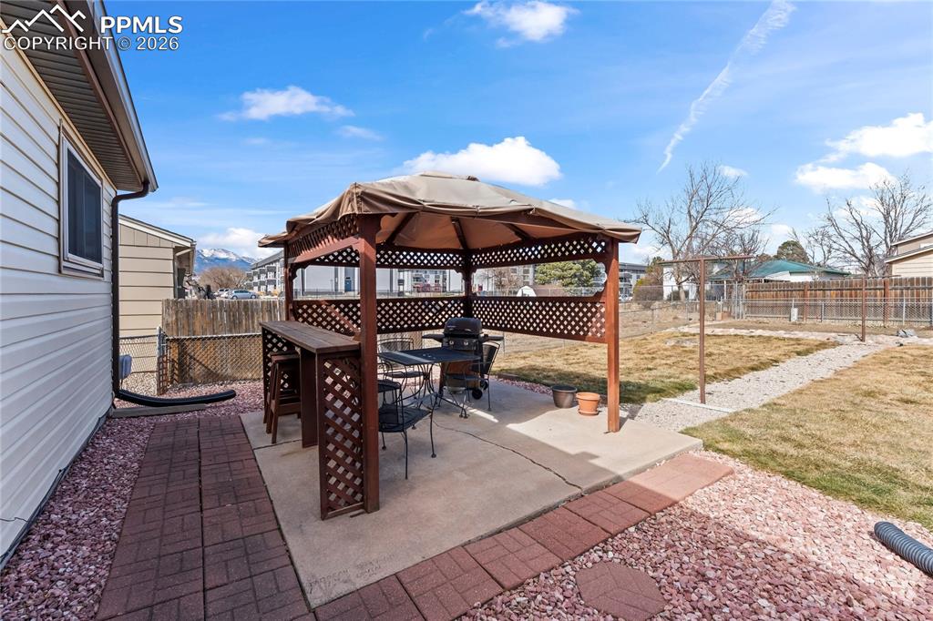 Image 18 of 19: Patio