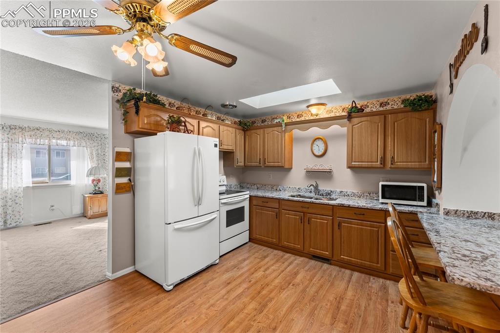 Image 6 of 19: Kitchen