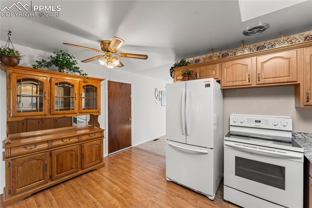 Image 7 of 19: Kitchen