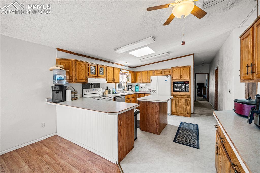 Image 12 of 34: Kitchen