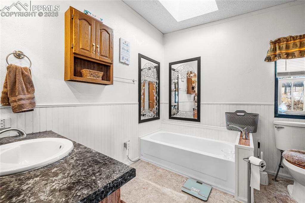 Image 15 of 34: Bathroom