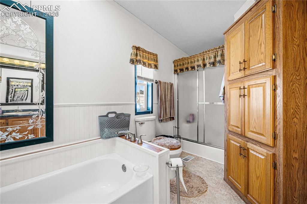 Image 16 of 34: Bathroom