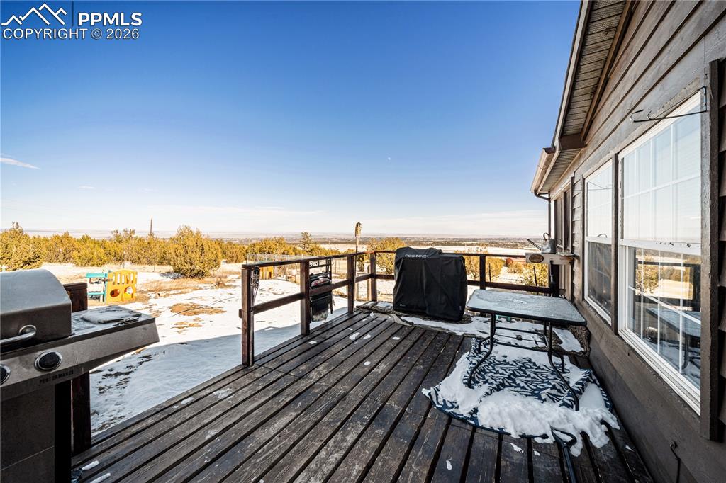 Image 26 of 34: Deck