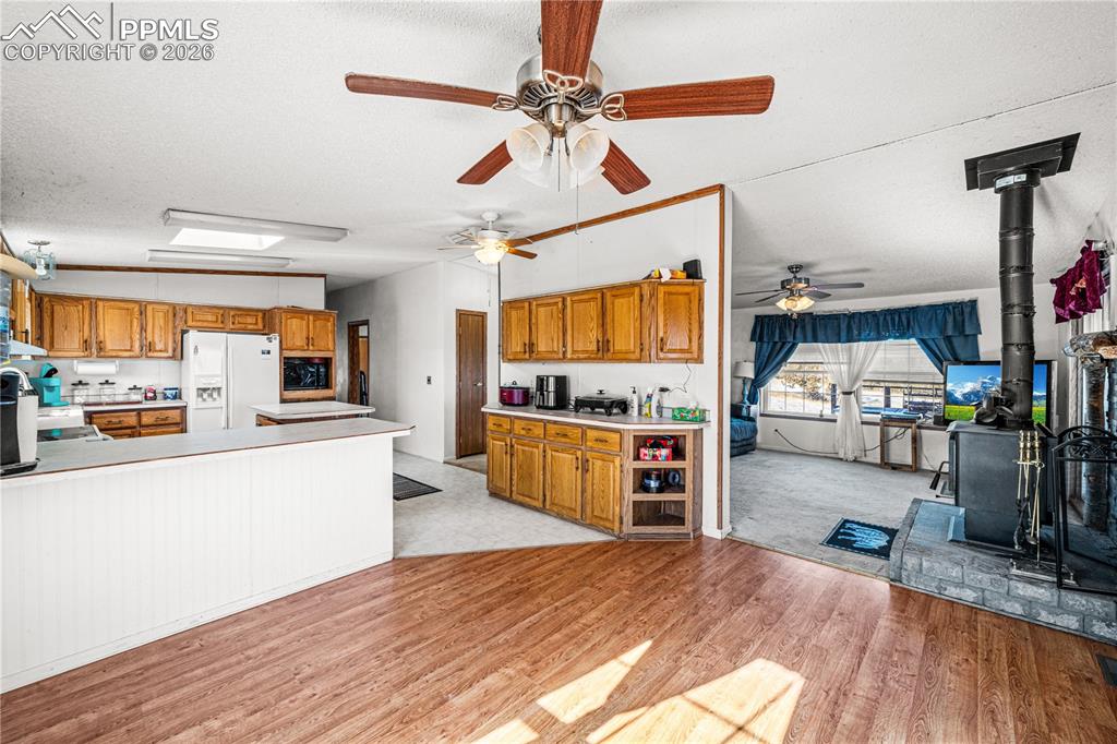 Image 4 of 34: Kitchen