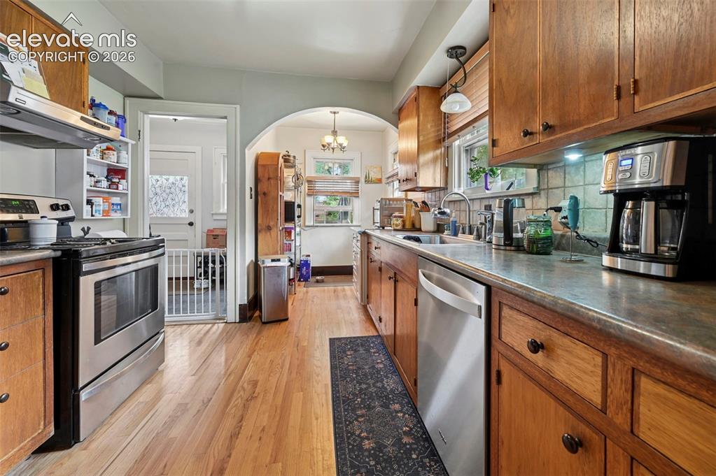 Image 14 of 28: Kitchen