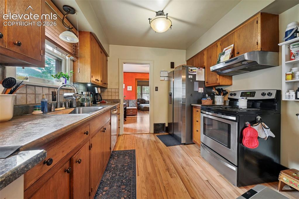 Image 15 of 28: Kitchen