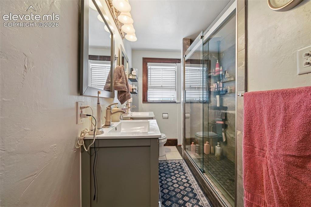 Image 19 of 28: Bathroom