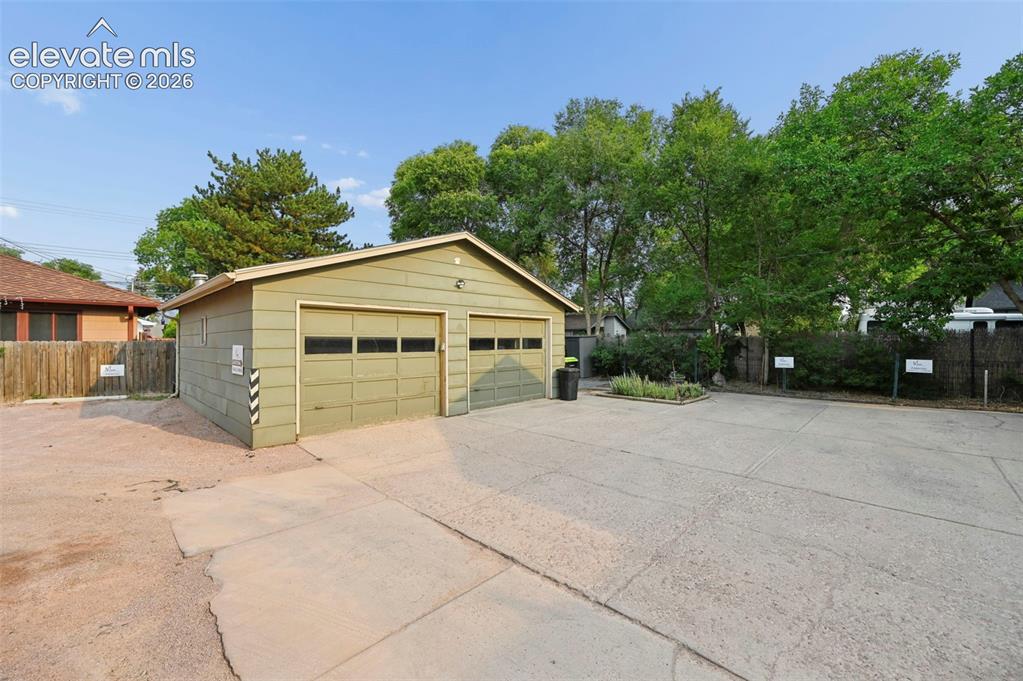 Image 6 of 28: Garage
