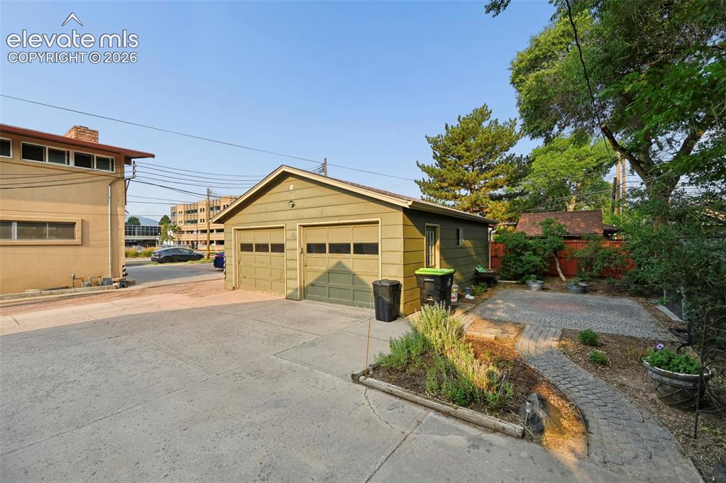 Image 7 of 28: Garage