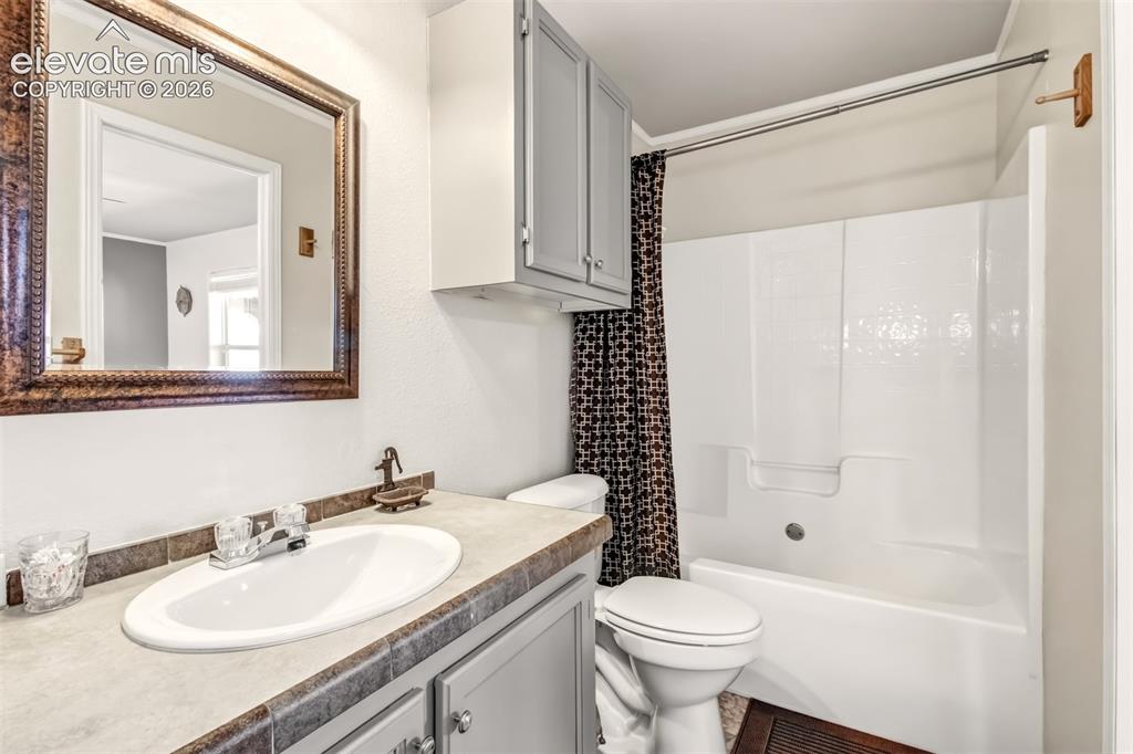 Image 19 of 43: Bathroom