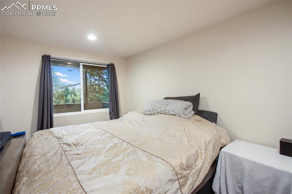 Image 17 of 29: Bedroom