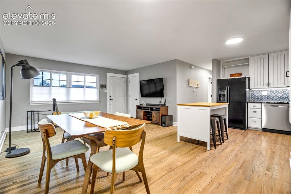Image 10 of 50: Dining Area