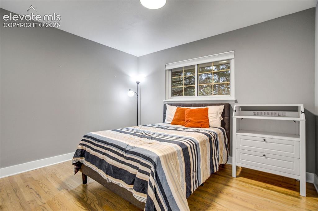 Image 19 of 50: Bedroom