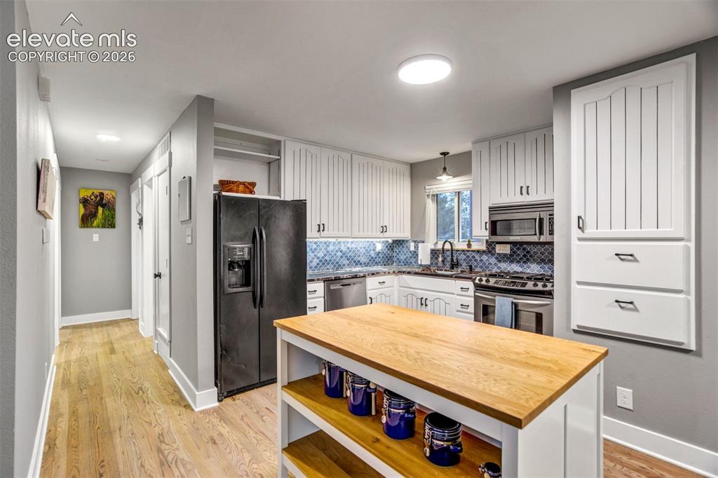 Image 6 of 50: Kitchen