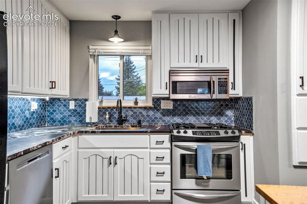 Image 8 of 50: Kitchen