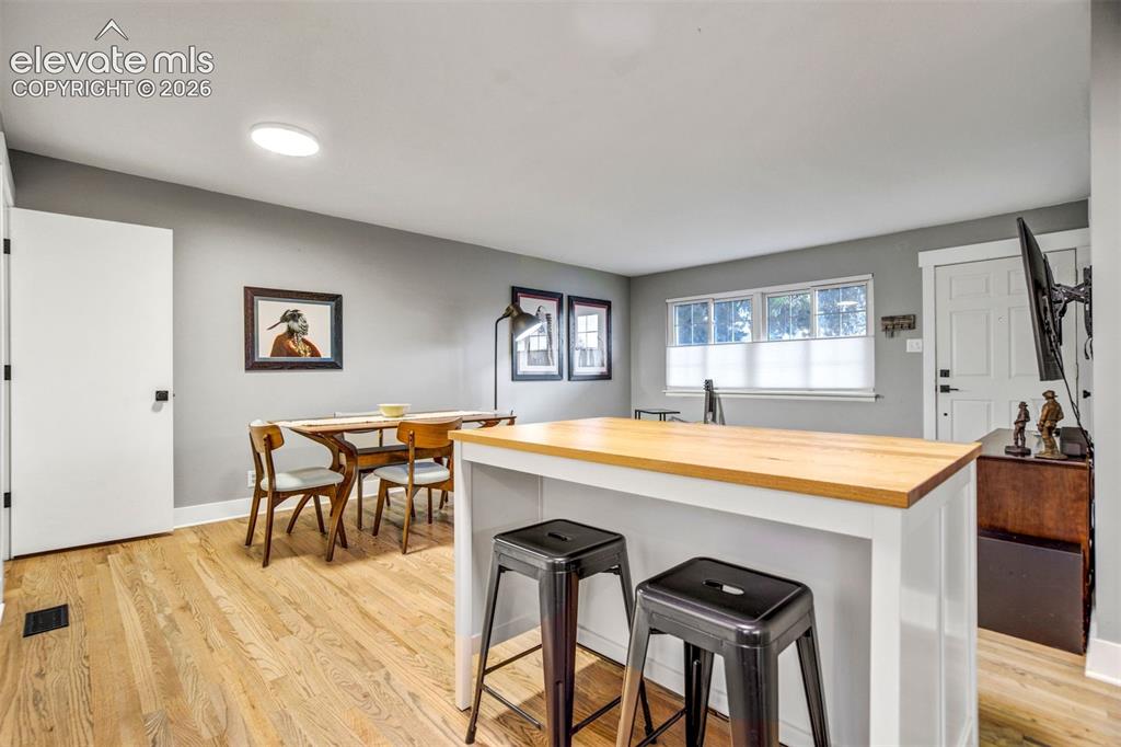 Image 9 of 50: Kitchen