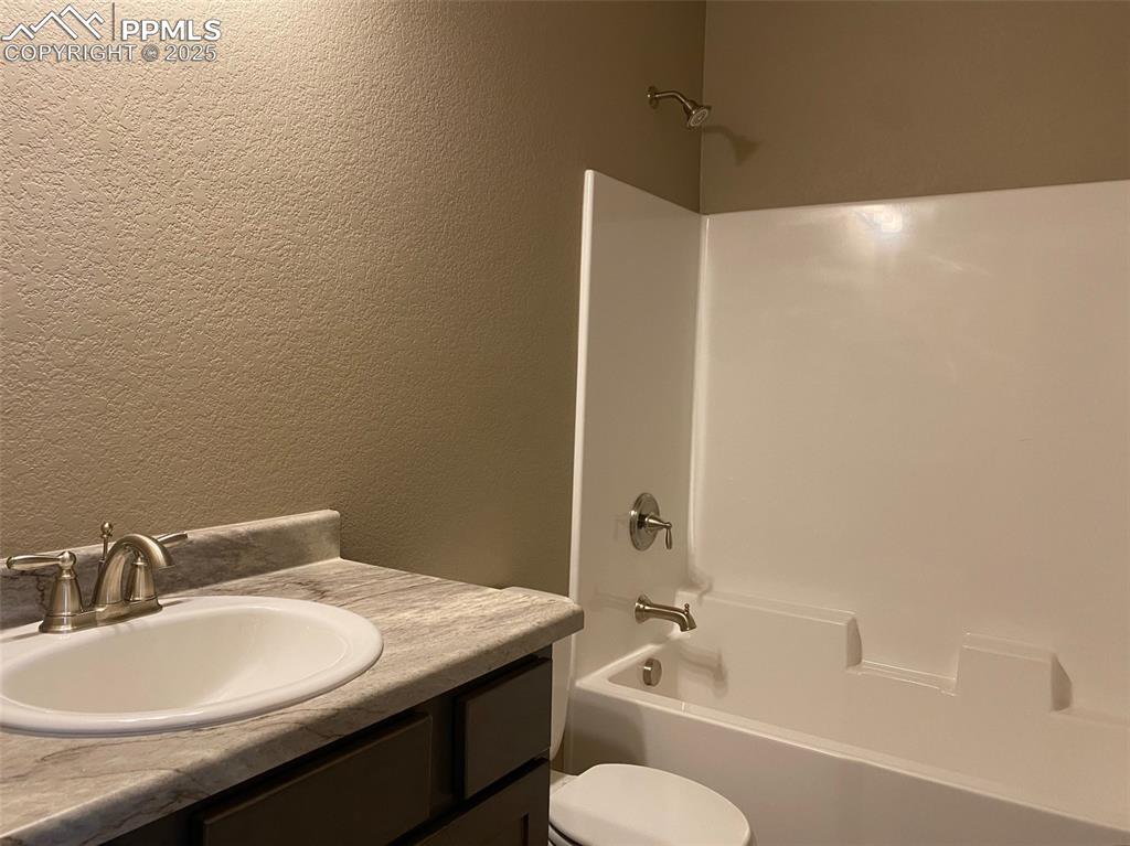 Image 11 of 14: Bathroom