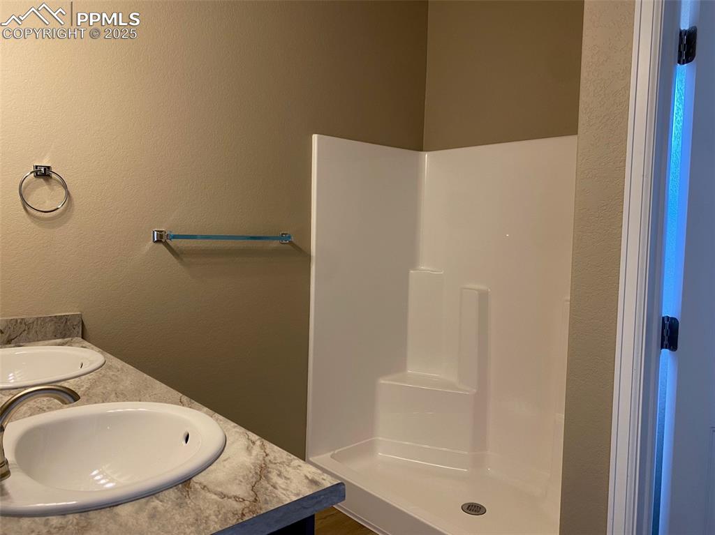 Image 9 of 14: Bathroom