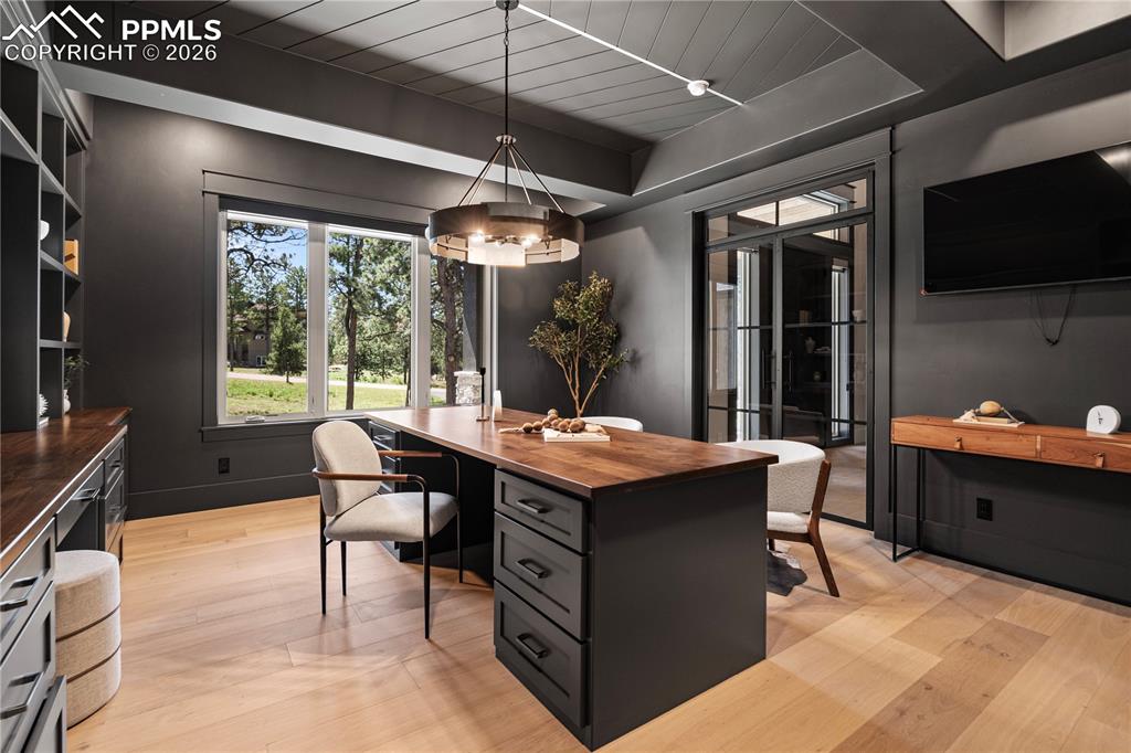 Image 14 of 48: Office