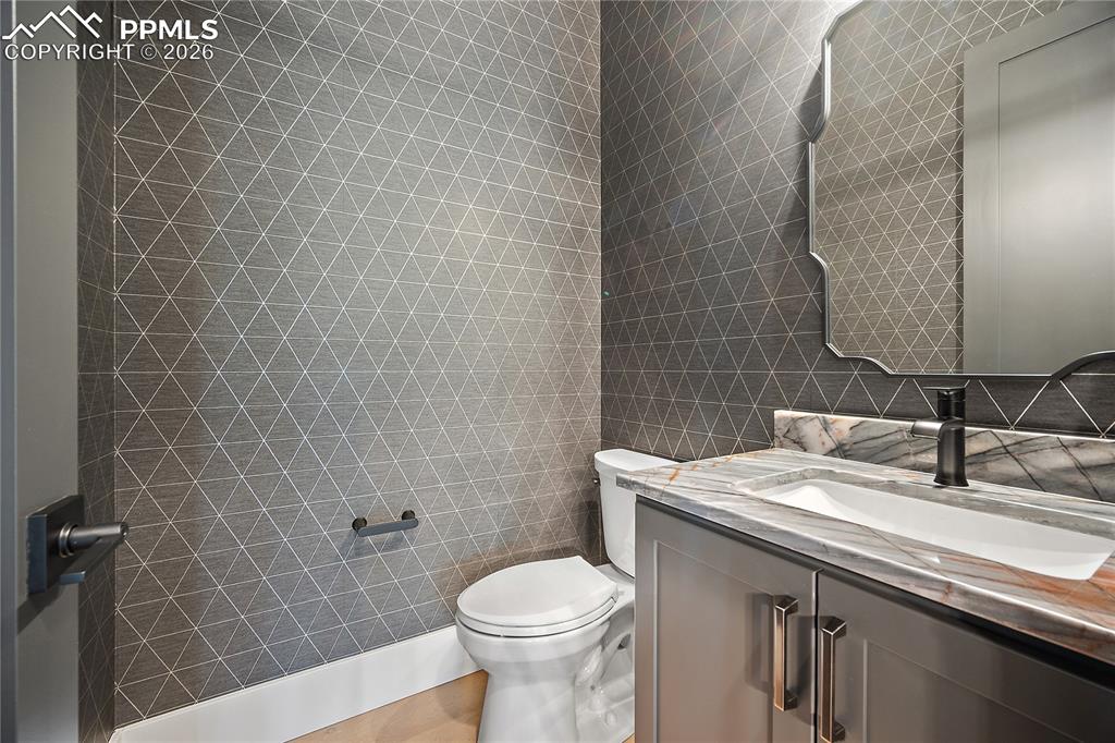 Image 15 of 48: Bathroom in the study