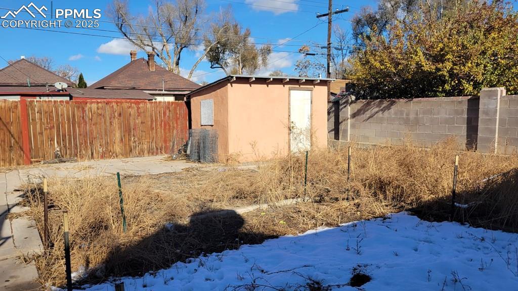 Image 11 of 13: Yard