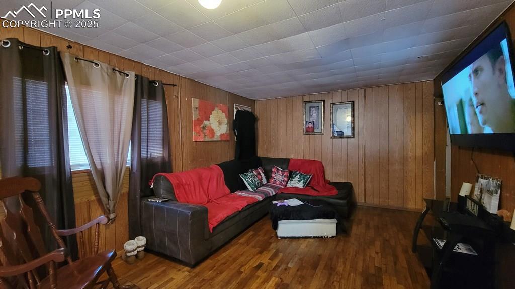 Image 4 of 13: Living Room