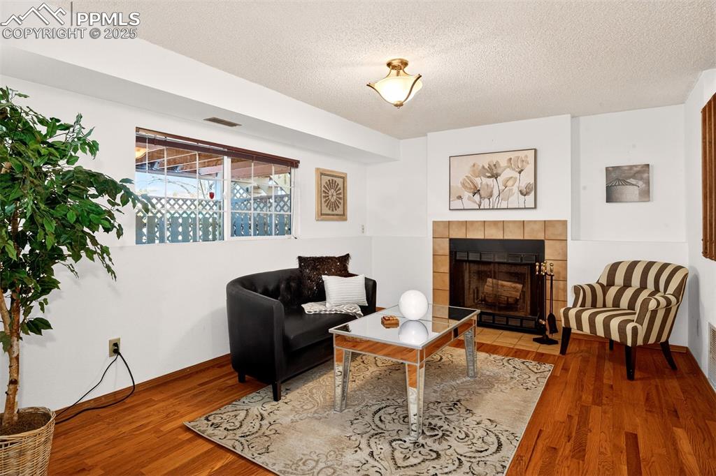 Image 11 of 31: Sitting Room