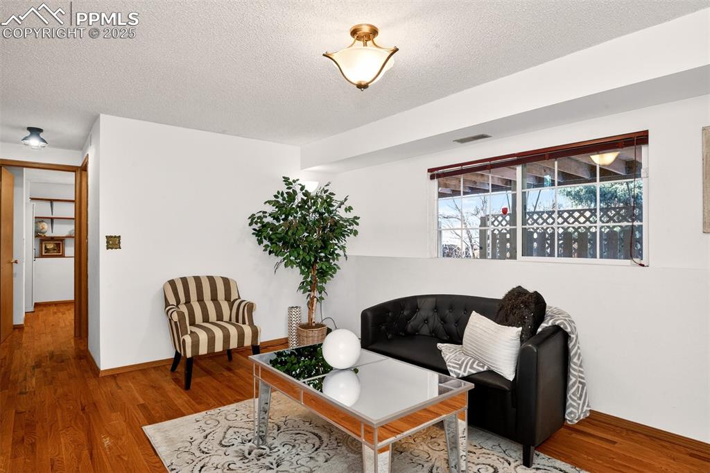 Image 12 of 31: Sitting Room