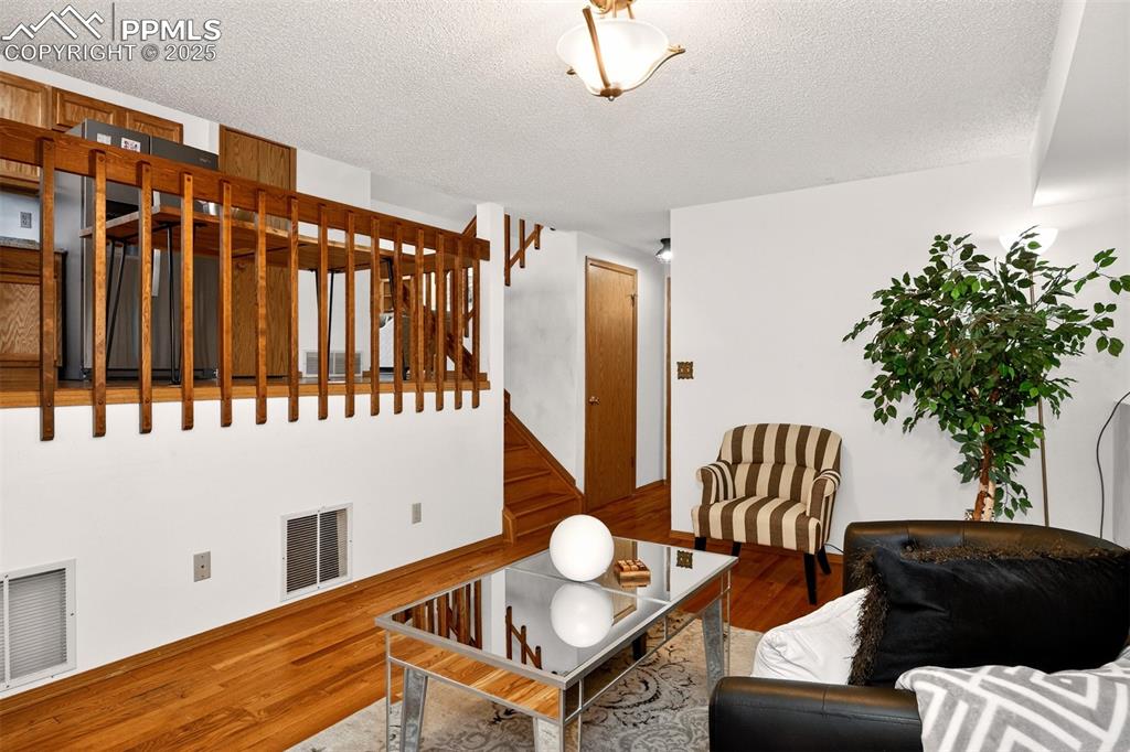 Image 13 of 31: Living Room