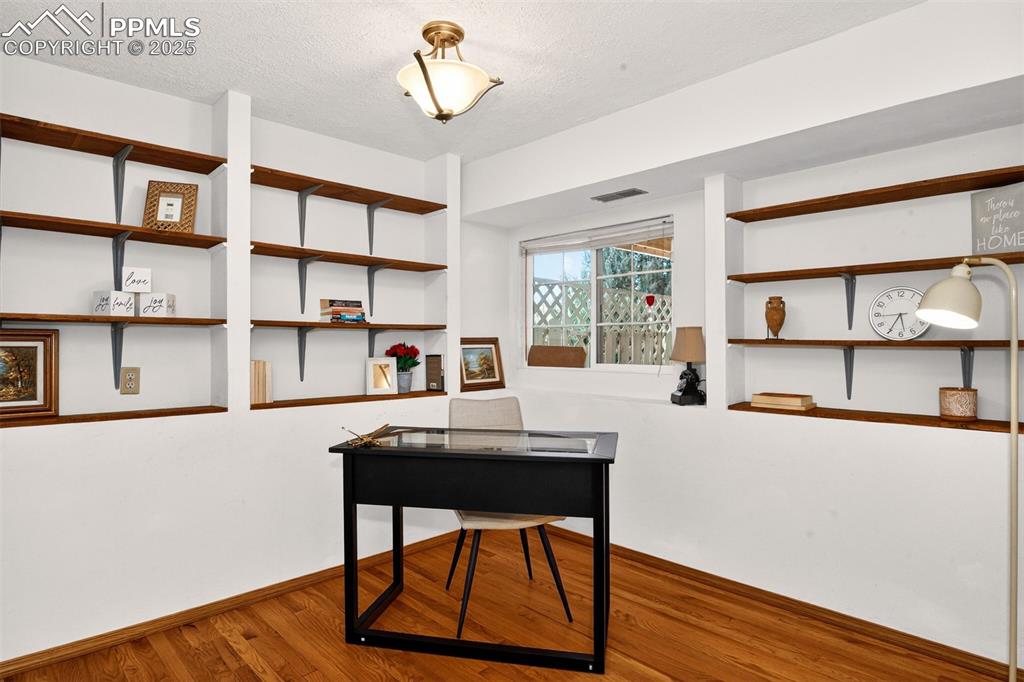 Image 14 of 31: Office