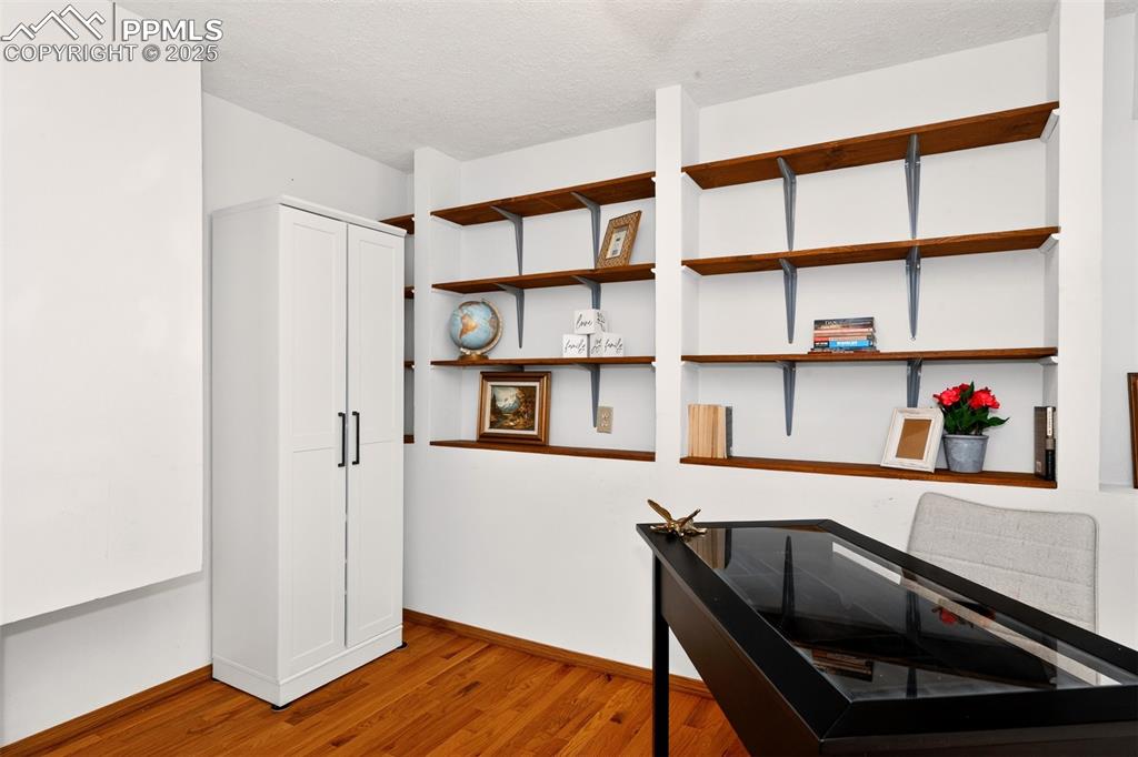 Image 15 of 31: Office