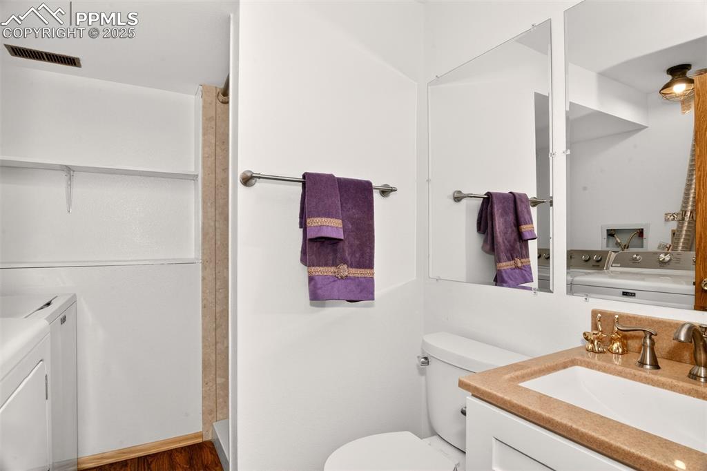 Image 16 of 31: Bathroom