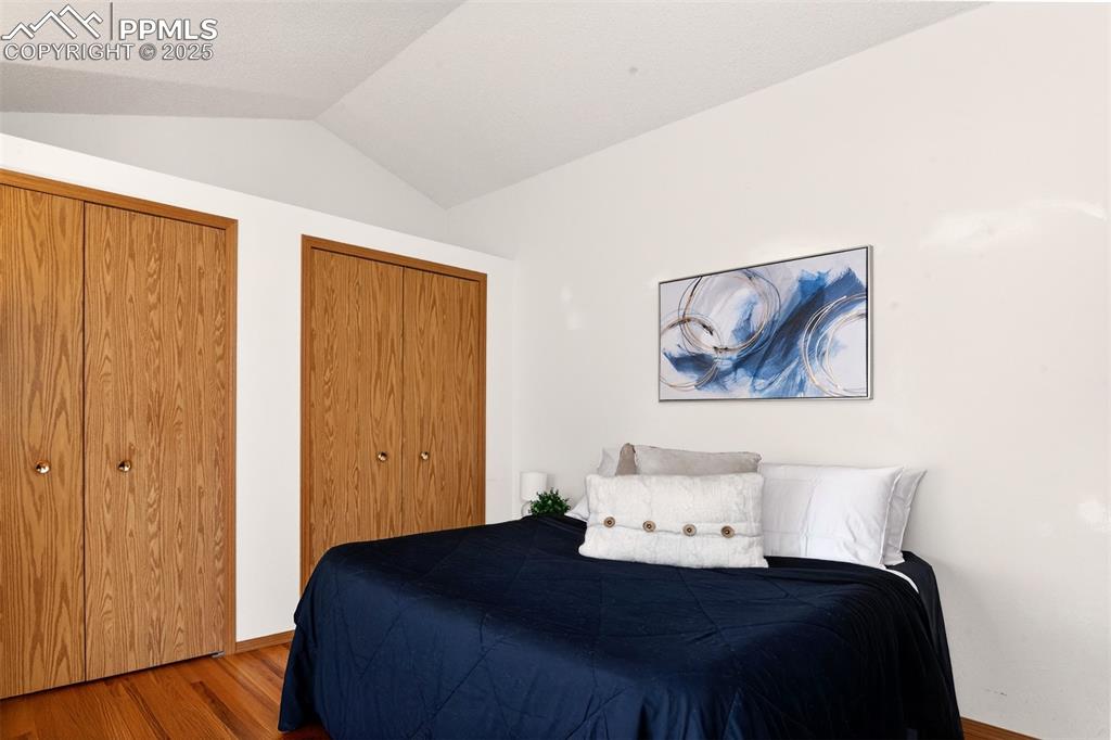 Image 18 of 31: Bedroom