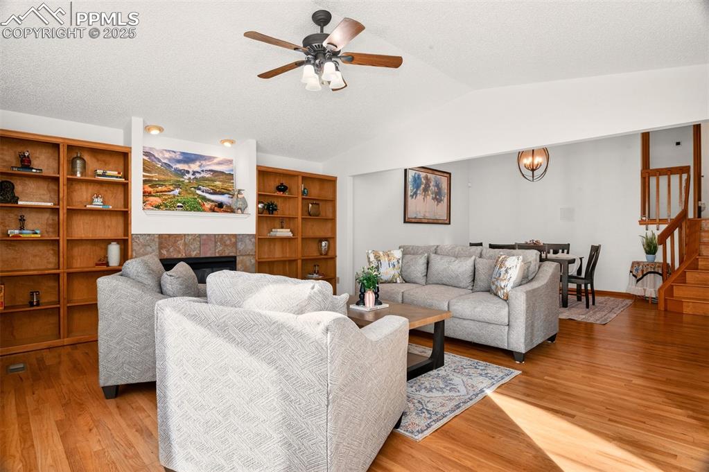 Image 4 of 31: Living Room